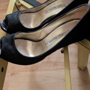 Black pumps